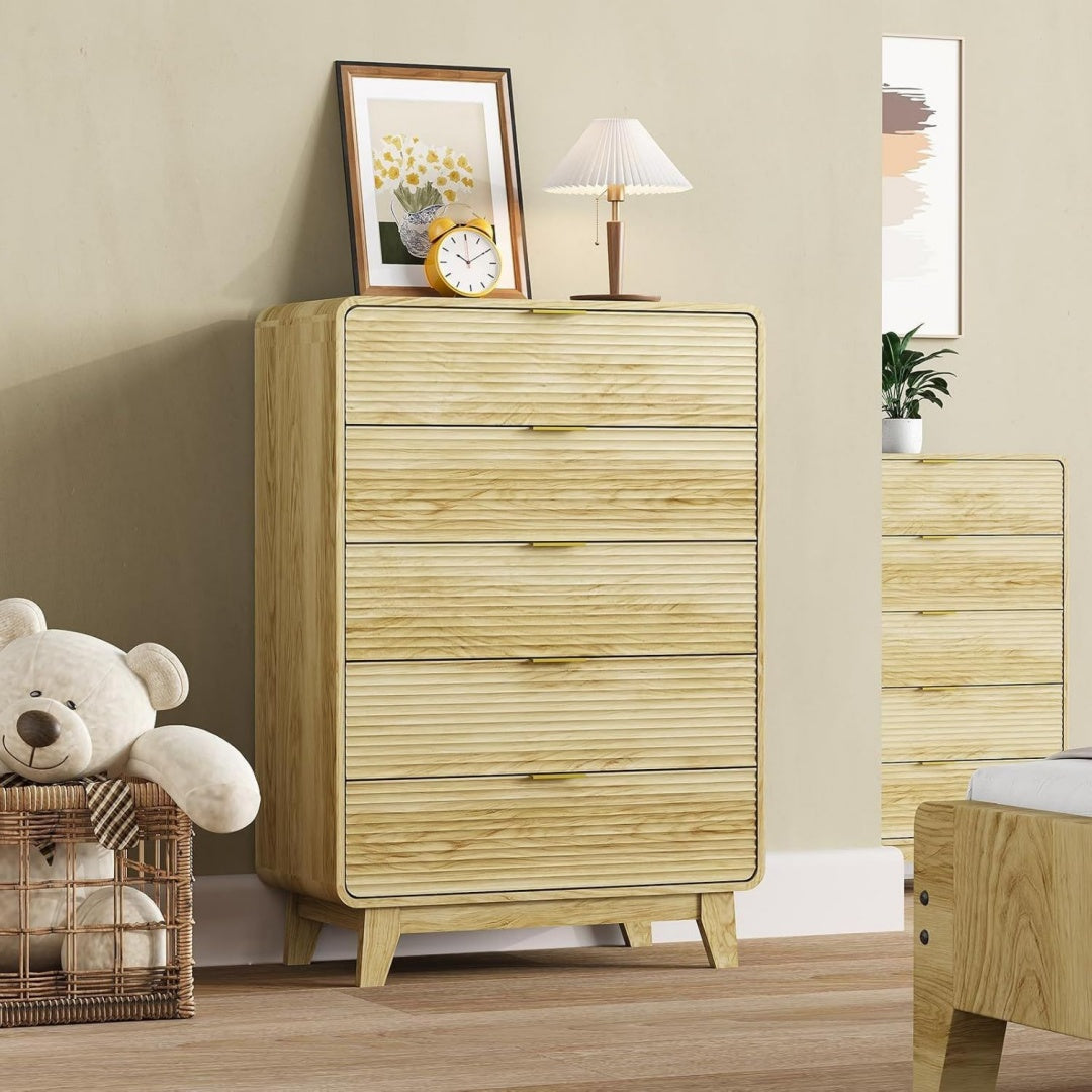Goldfarbene Griffe ergaenzen das Sideboard