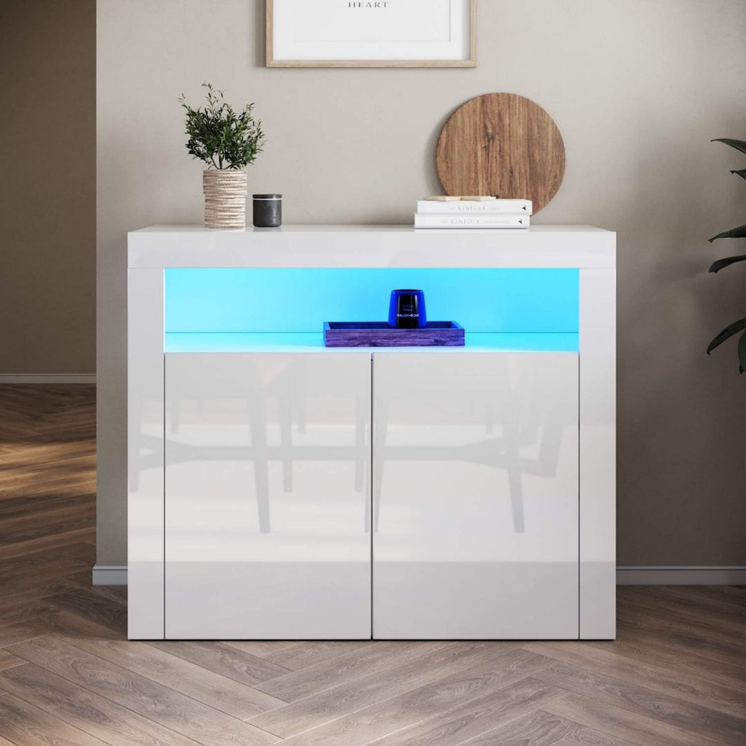 Sanft schliessende Fronten treffen auf LED Beleuchtung an dem Sideboard