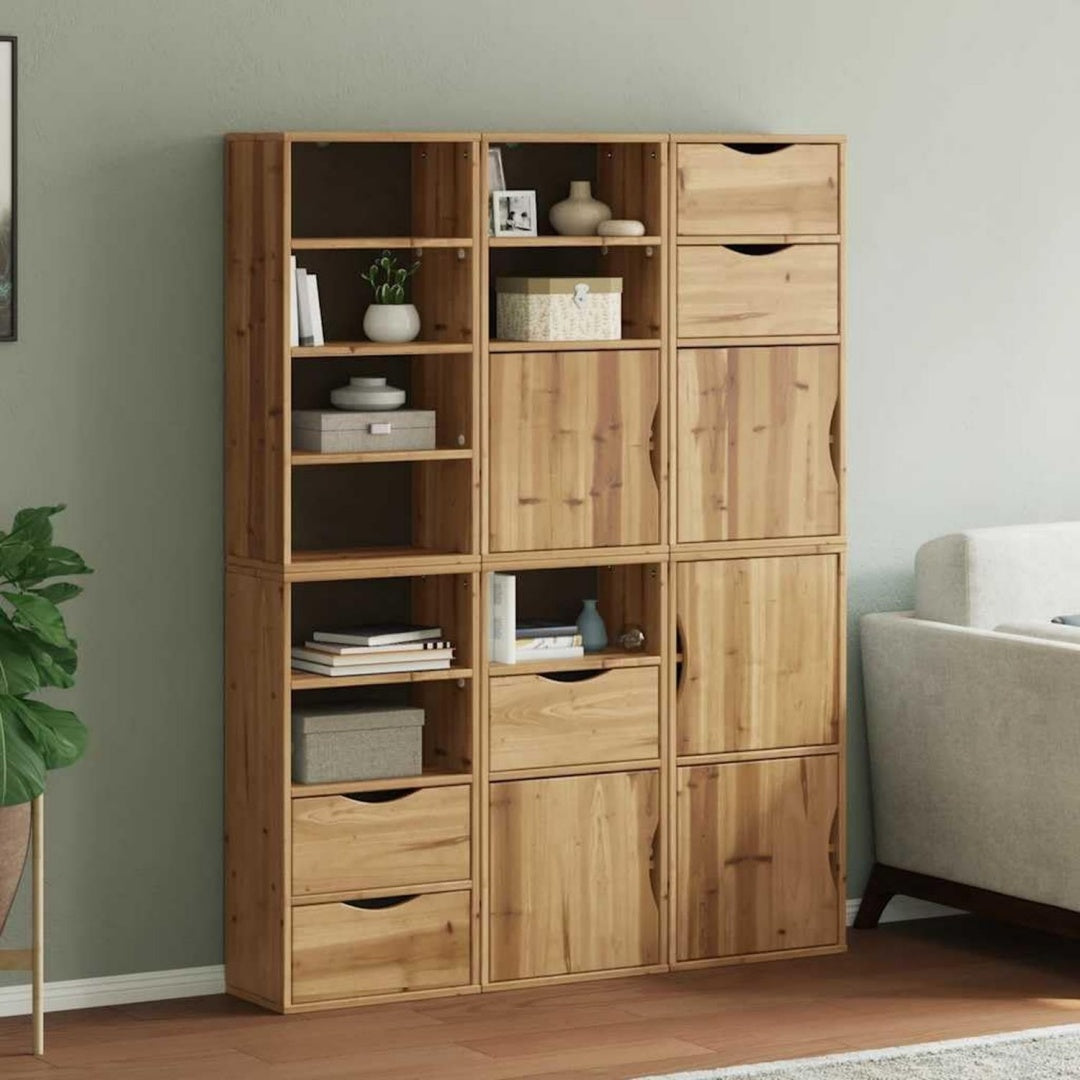 Geschlossener Stauraum und offene Ablagen an dem Sideboard