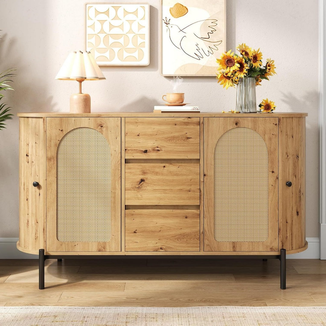 Sideboard mit verstellbaren Ablagen und gerundeten Konturen
