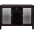 Flaschenablagen praegen das Sideboard in Schwarz