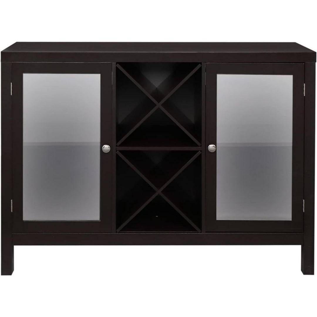 Flaschenablagen praegen das Sideboard in Schwarz