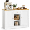 Sideboard verbindet offene Ablagen und goldfarbene Griffe