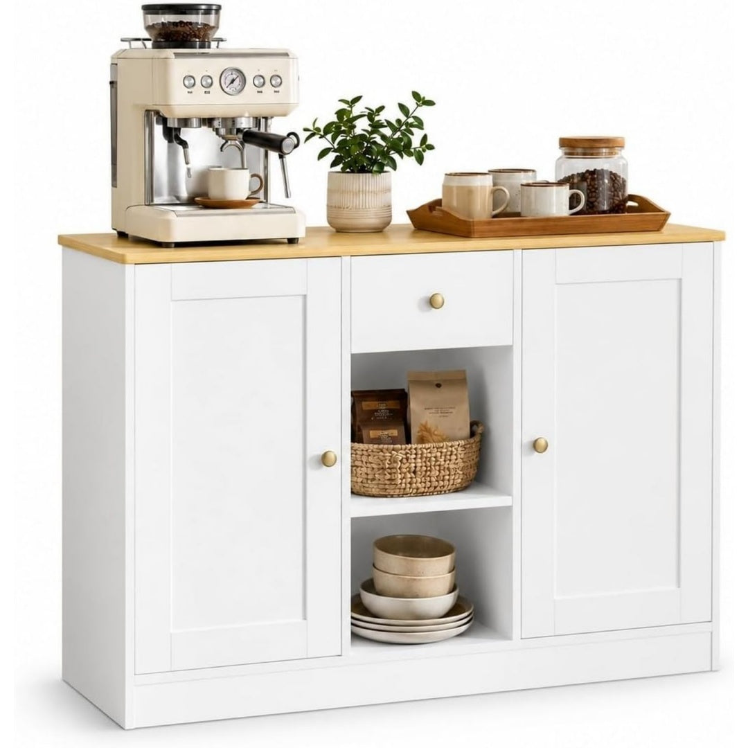 Sideboard verbindet offene Ablagen und goldfarbene Griffe