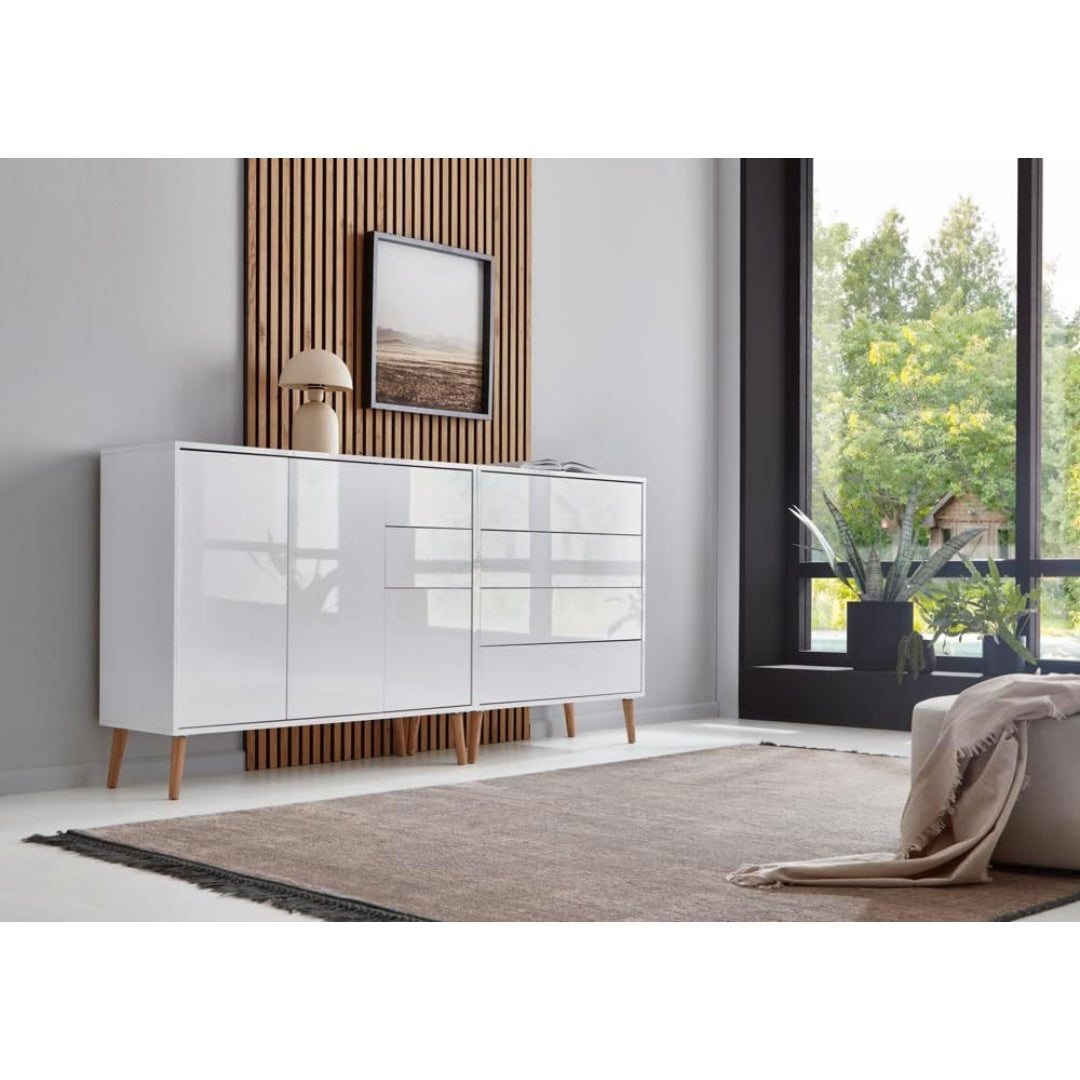 Das Sideboard zeigt matte Oberflaechen in Weiss und Eichenbraun
