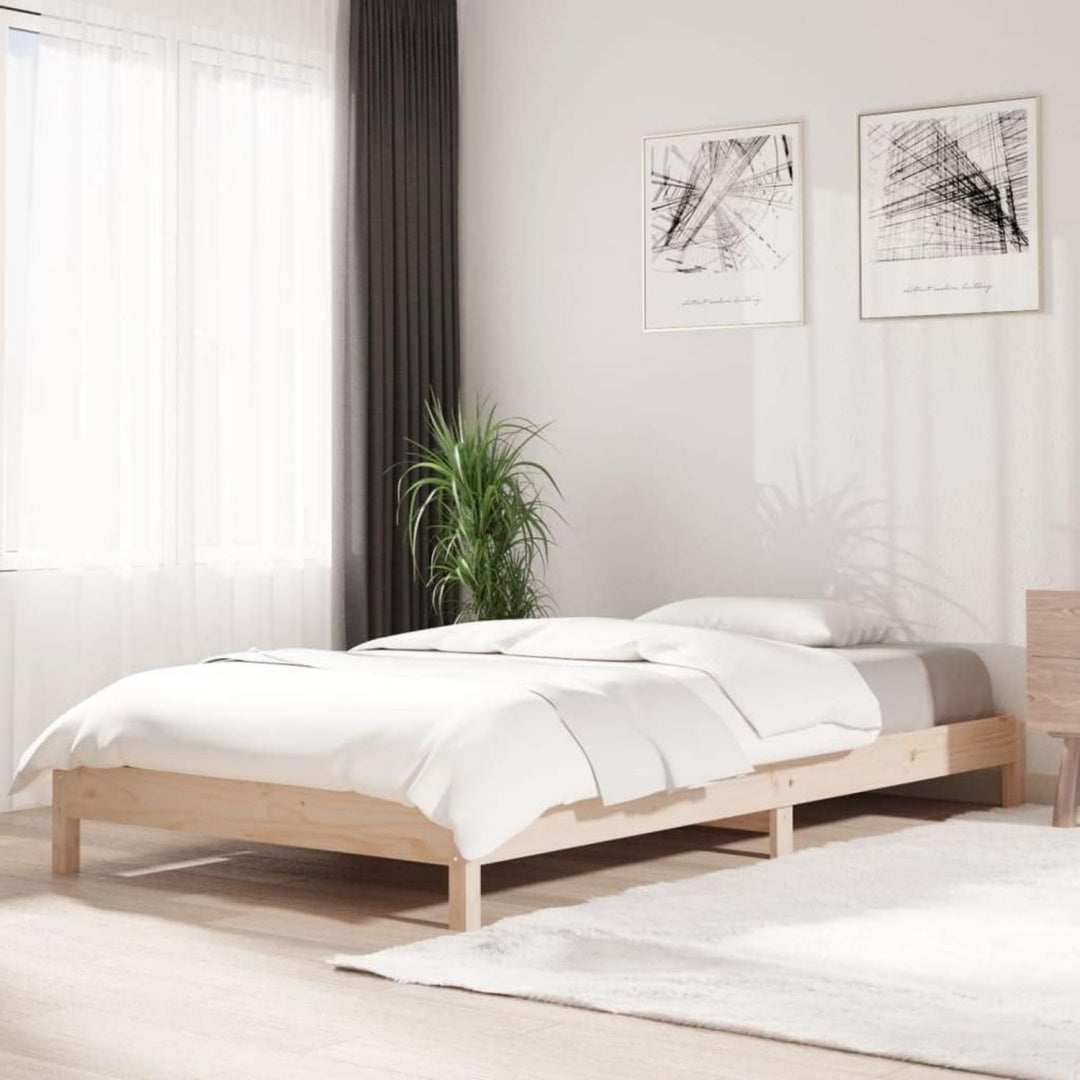 Eine stapelbare Form an dem Bettgestell mit den Massen 100 x 200 cm