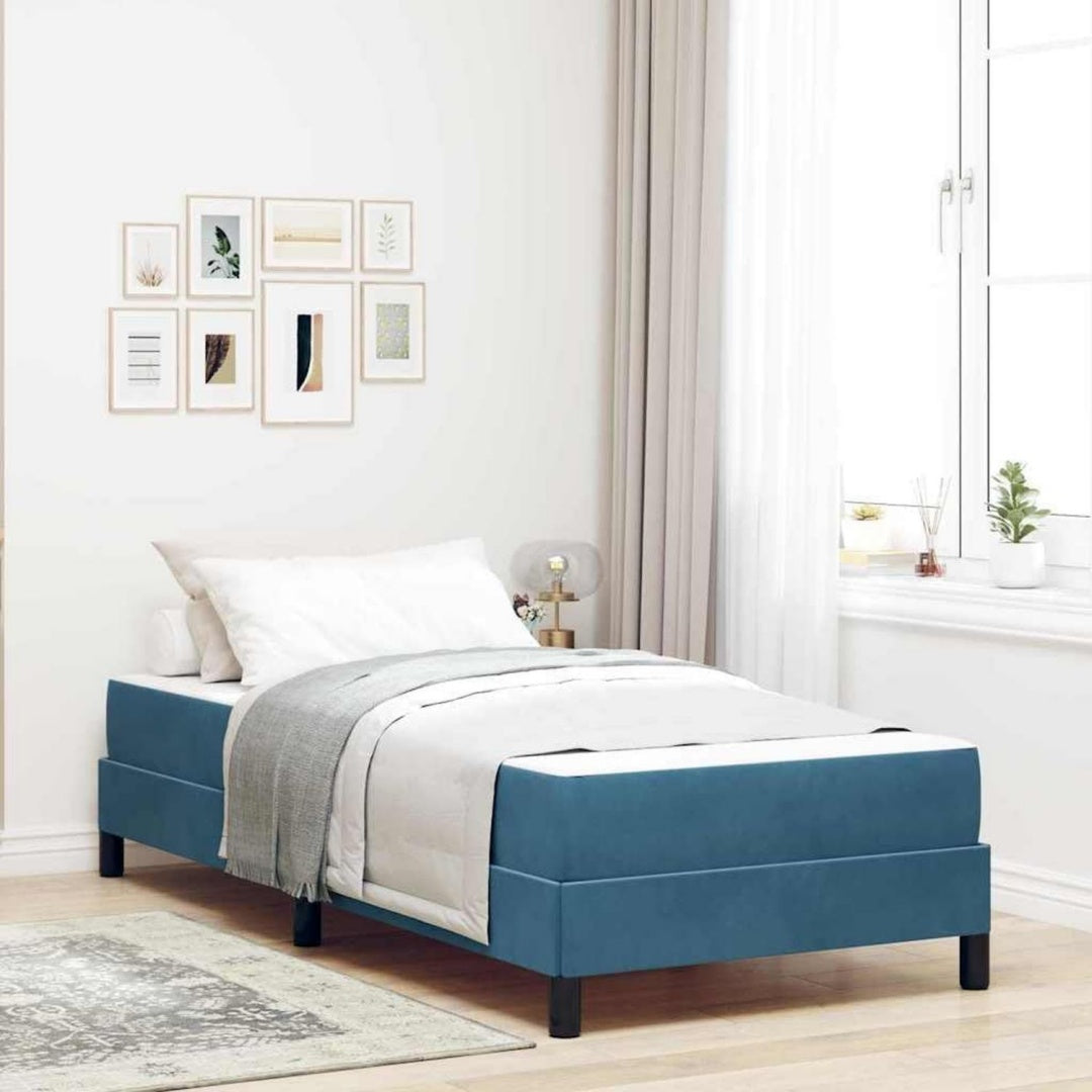 Eine Gestaltung in Blau kennzeichnet das Boxspringbett