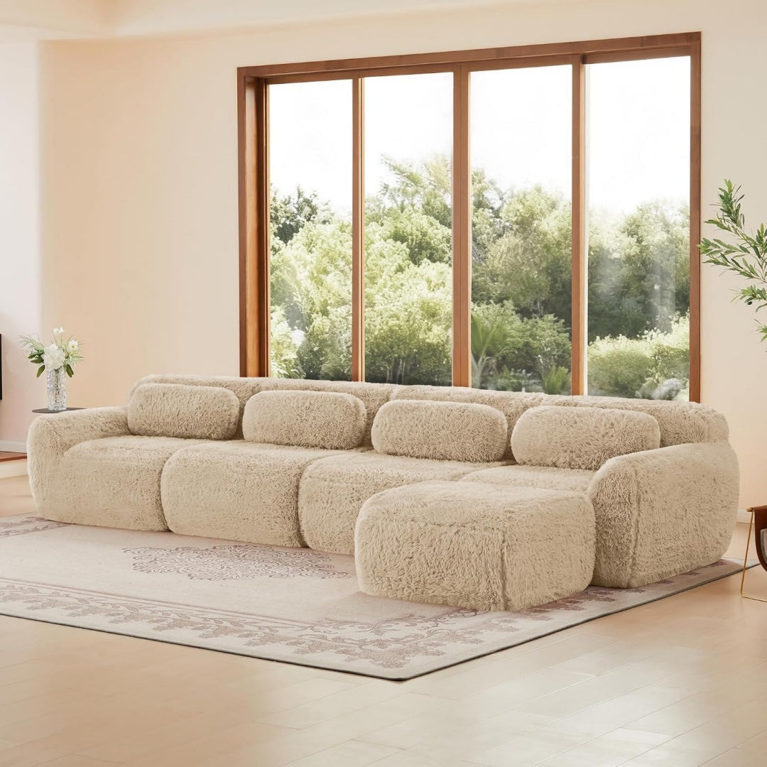 Das Sofa setzt auf eine Schlaffunktion in Beige