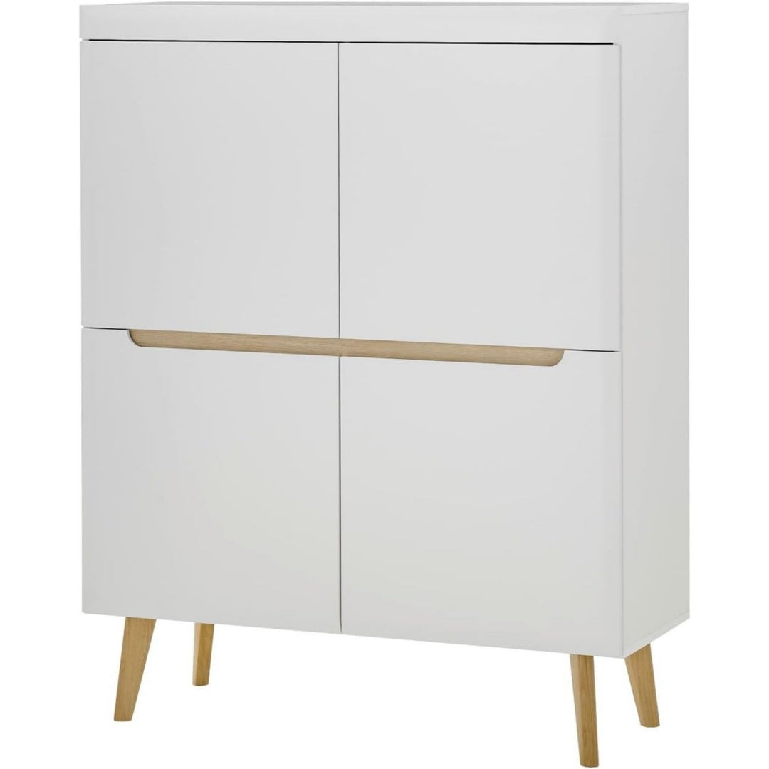 Hochschrank verbindet sanft schliessende Fronten und matte Oberflaechen