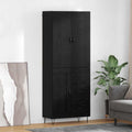 Metallgriffe an dem Hochschrank aus Glas und Holzwerkstoff