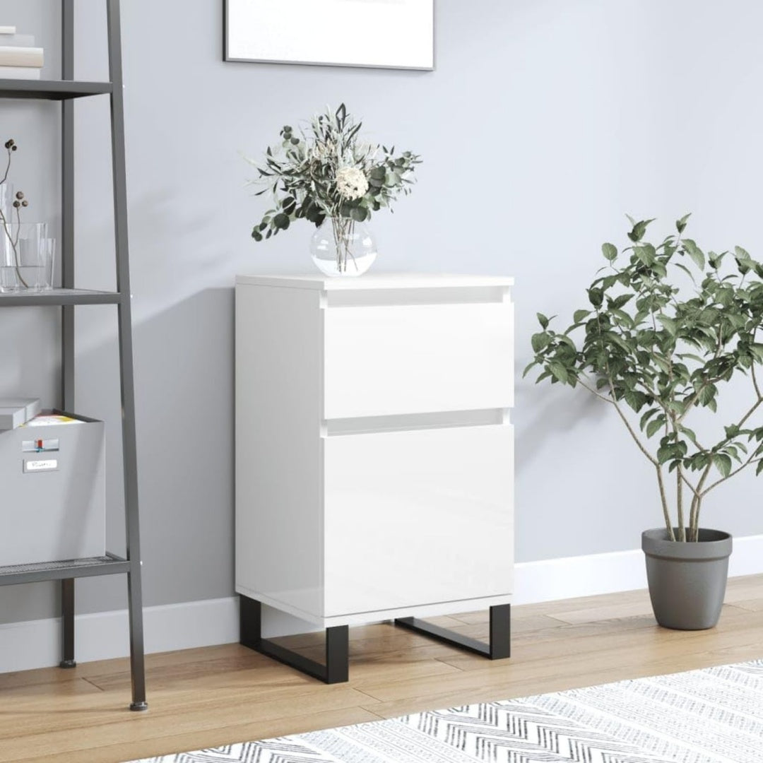 Das Sideboard setzt auf glaenzende Oberflaechen mit den Massen 40 x 35 x 70 cm