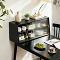 Verstellbare Ablagen und Schiebetueren an dem Sideboard
