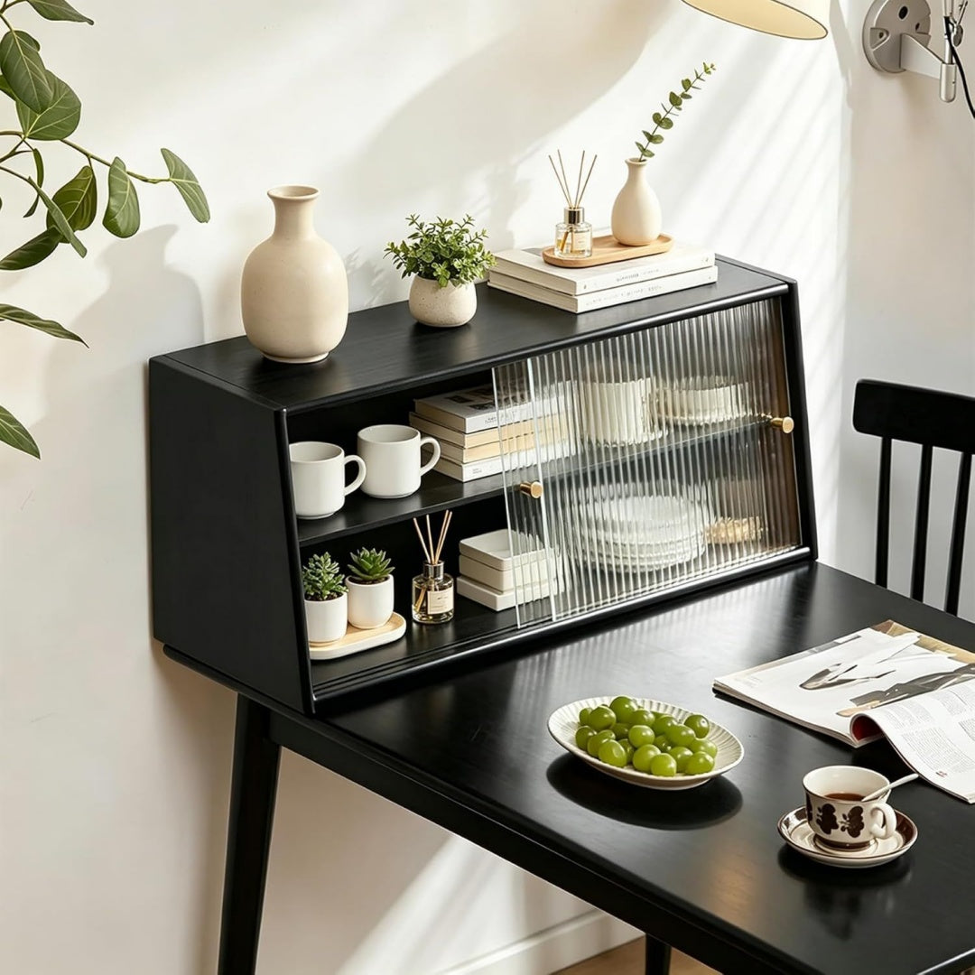 Verstellbare Ablagen und Schiebetueren an dem Sideboard