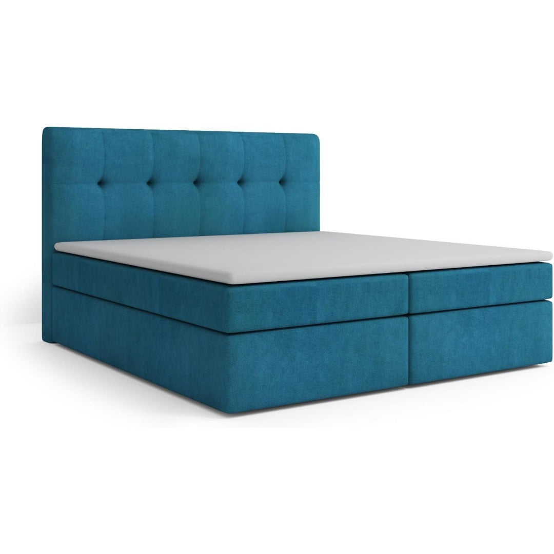 Ein Bettkasten und weiche Polster an dem Boxspringbett